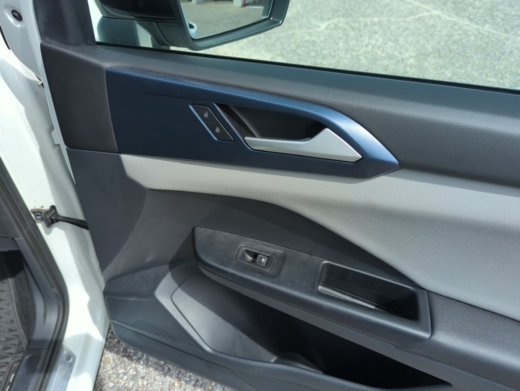 Used 2023 Volkswagen Taos SE w/ Panoramic Sunroof Package FWD image 35