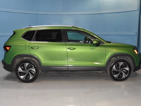 Certified 2025 Volkswagen Taos SE w/ Panoramic Sunroof Package AWD/4WD image 19