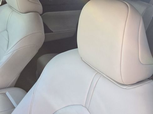 Used 2020 Toyota Highlander XLE FWD image 16