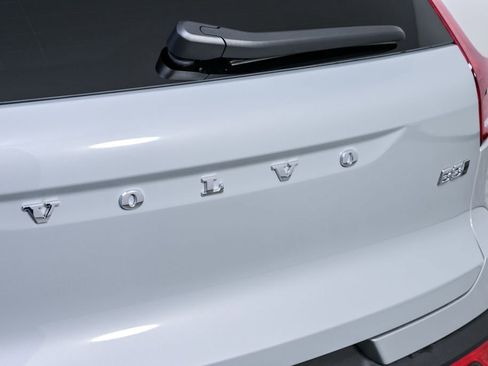 Certified 2025 Volvo XC40 B5 Ultra image 38