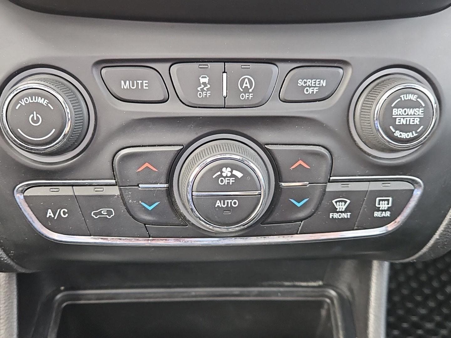 Used 2019 Jeep Cherokee Trailhawk w/ Comfort/Convenience Group AWD/4WD image 25