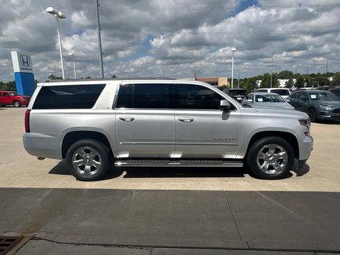 Used 2017 Chevrolet Suburban LT w/ LT Signature Package AWD/4WD image 4