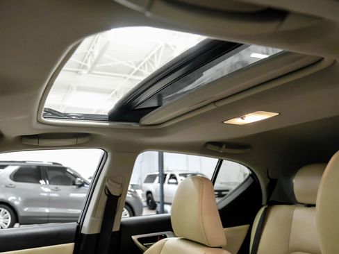 Used 2012 Lexus CT 200h Premium image 4