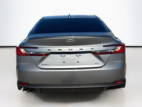 Used 2025 Toyota Camry SE image 4
