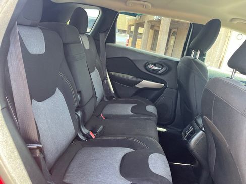 Used 2018 Jeep Cherokee Latitude AWD/4WD image 32