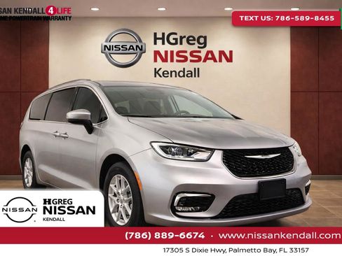 Used 2024 Chrysler Pacifica Touring-L FWD image 1