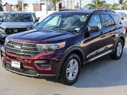 Used 2022 Ford Explorer XLT image 3