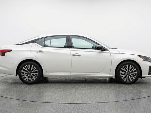 Used 2025 Nissan Altima 2.5 SV image 11