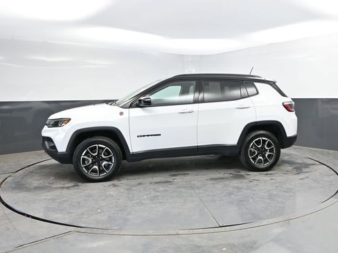 Used 2025 Jeep Compass Trailhawk w/ Trailer Tow Group AWD/4WD image 6