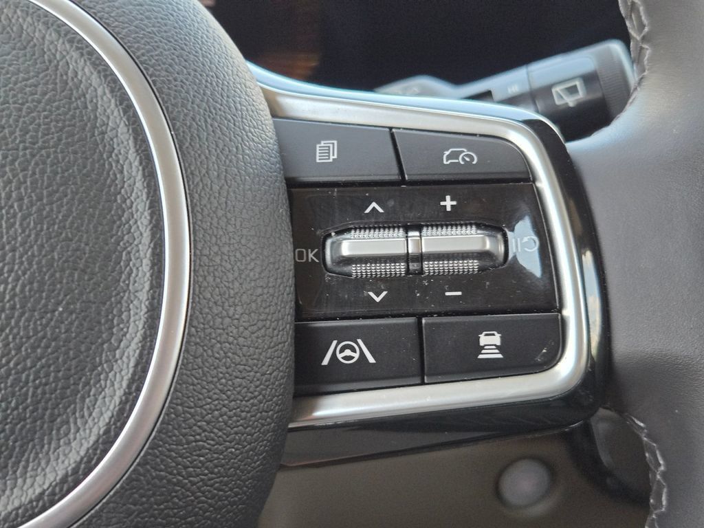 Certified 2025 Kia Carnival FWD image 24