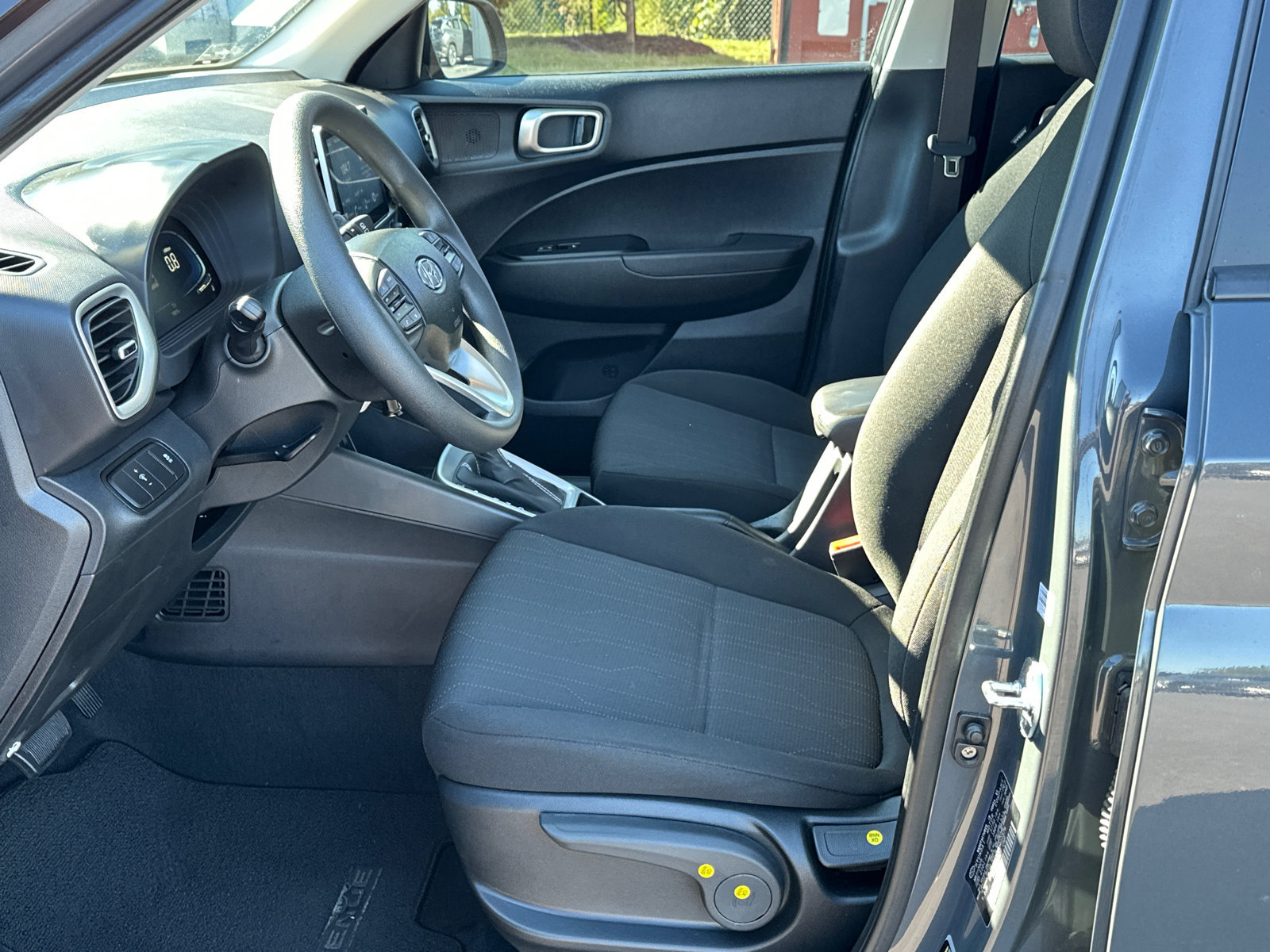 Used 2025 Hyundai Venue SE FWD image 11
