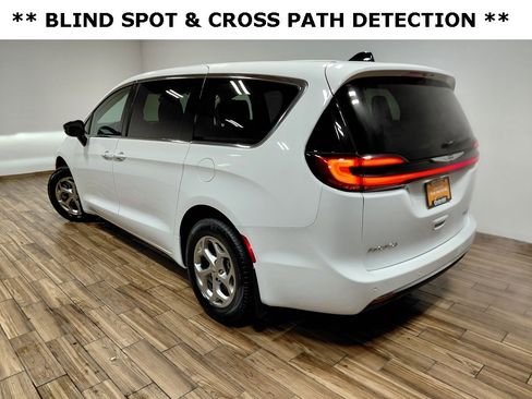 Certified 2024 Chrysler Pacifica Limited image 10