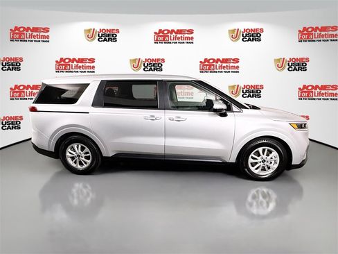 Used 2023 Kia Carnival LX image 17