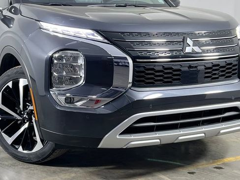 Used 2024 Mitsubishi Outlander SE image 39