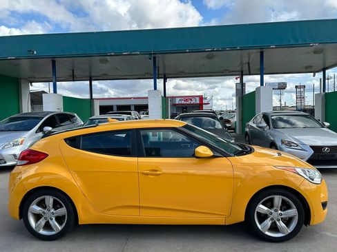 Used 2013 Hyundai Veloster FWD image 6