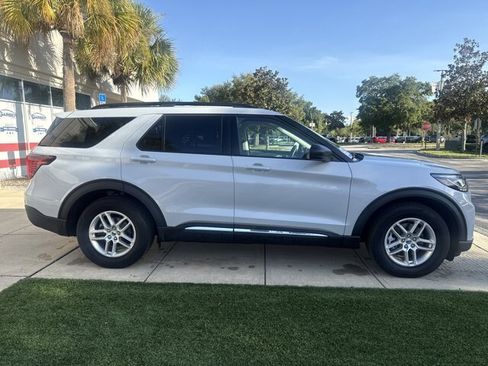 Certified 2025 Ford Explorer Active RWD image 3
