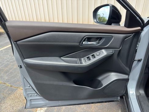 Used 2023 Nissan Rogue SV w/ SV Premium B Package FWD image 37