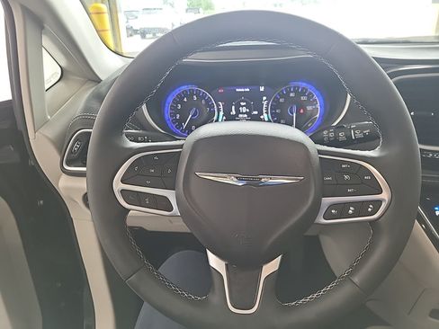 Used 2024 Chrysler Pacifica Touring-L FWD image 8