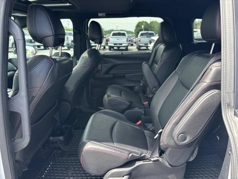 Used 2025 Toyota Sienna XSE AWD/4WD image 16
