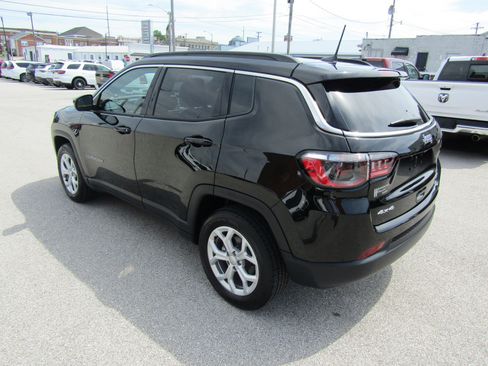 Used 2024 Jeep Compass Latitude AWD/4WD image 5