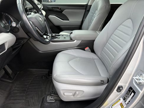 Used 2021 Toyota Highlander LE AWD/4WD image 19
