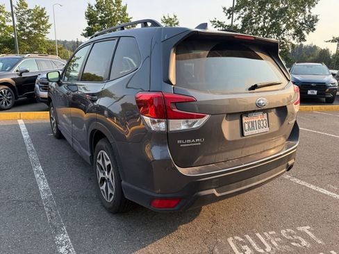 Used 2023 Subaru Forester Premium AWD/4WD image 2