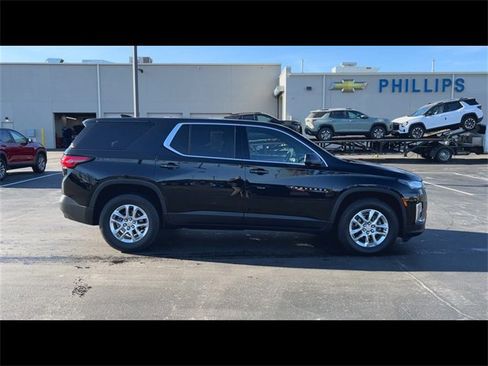 Used 2023 Chevrolet Traverse LS image 9