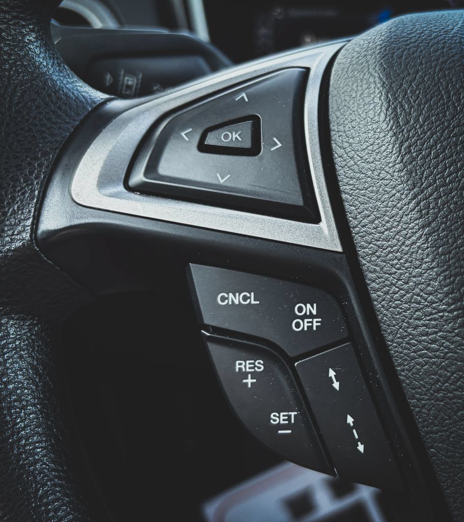 Used 2020 Ford Fusion SE FWD image 7