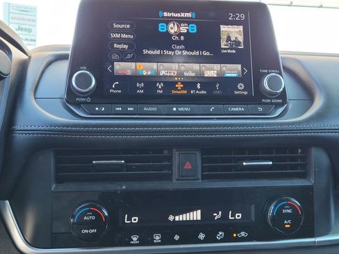 Used 2023 Nissan Rogue SV image 15