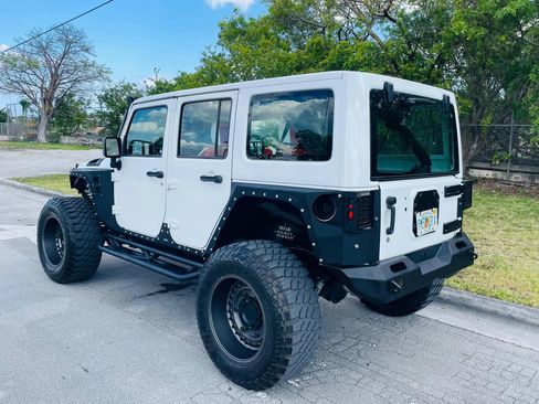 Used 2018 Jeep Wrangler Unlimited Sport AWD/4WD image 3