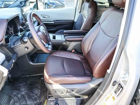 Certified 2024 Toyota Sienna Platinum image 12