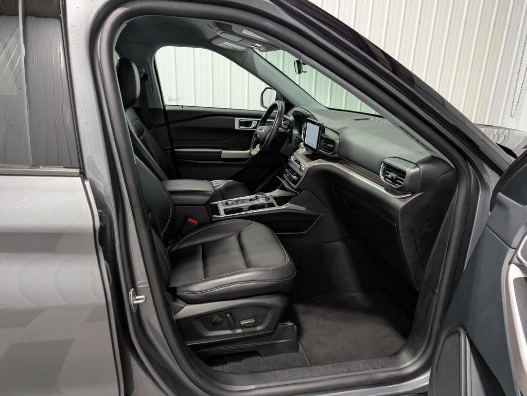 Used 2023 Ford Explorer XLT w/ Equipment Group 202A AWD/4WD image 28