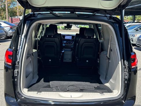 Used 2024 Chrysler Pacifica Touring-L image 13