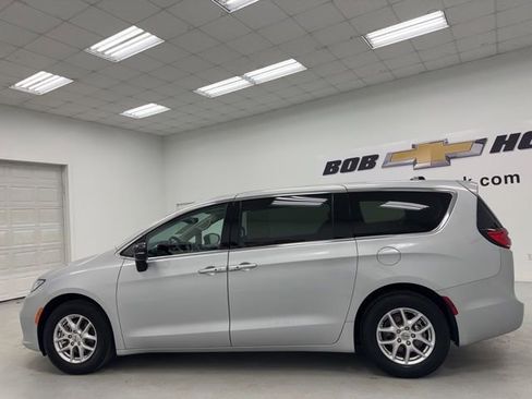 Used 2024 Chrysler Pacifica Touring-L FWD image 8