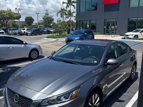 Used 2021 Nissan Altima 2.5 SV FWD image 2