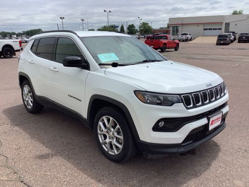 Used 2023 Jeep Compass Latitude AWD/4WD image 4