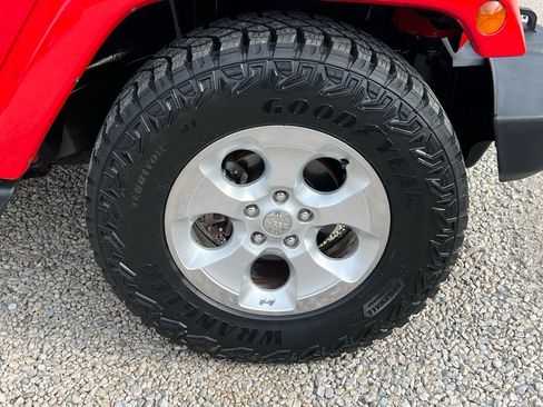 Used 2015 Jeep Wrangler Unlimited Sahara w/ Connectivity Group image 10