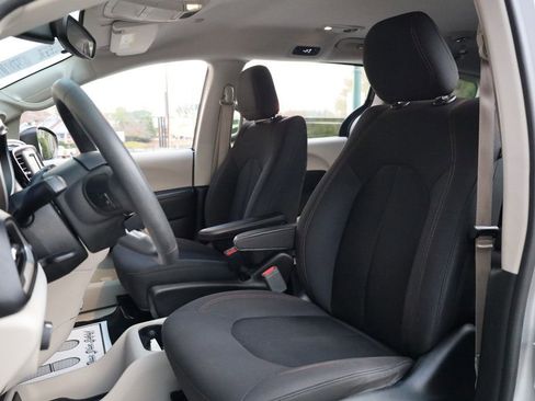 Used 2017 Chrysler Pacifica LX w/ Tire & Wheel Group image 15