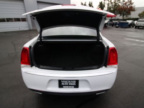 Used 2018 Chrysler 300 Limited image 30