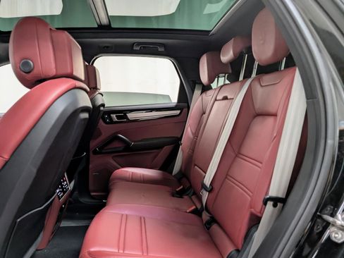 Used 2023 Porsche Cayenne Platinum Edition image 19