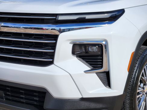 Certified 2025 Chevrolet Traverse LT FWD image 10