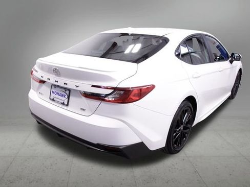 Used 2025 Toyota Camry SE image 5