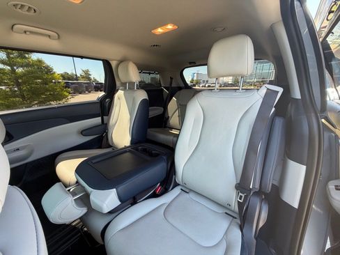 Used 2025 Kia Carnival EX FWD image 8