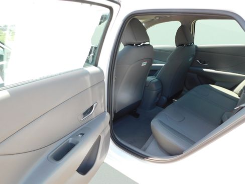 Used 2025 Hyundai Elantra SE FWD image 10