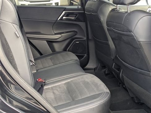 Used 2025 Mitsubishi Outlander SE image 26