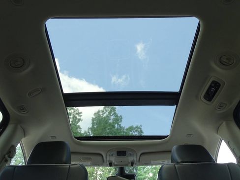 Used 2023 Chrysler Pacifica Limited image 3