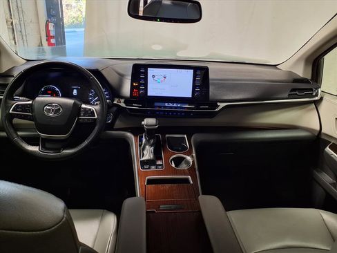 Certified 2021 Toyota Sienna XLE image 11