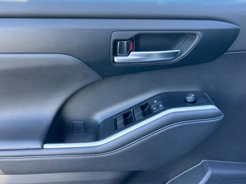 Certified 2025 Toyota Highlander XLE image 13