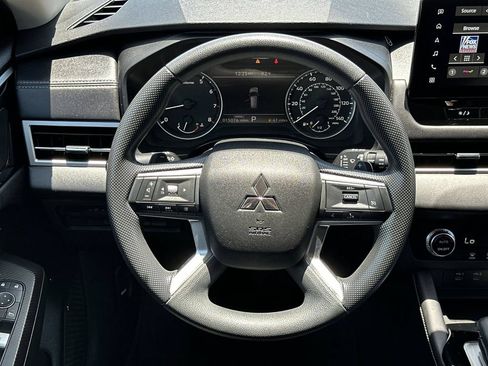 Used 2025 Mitsubishi Outlander ES FWD image 11