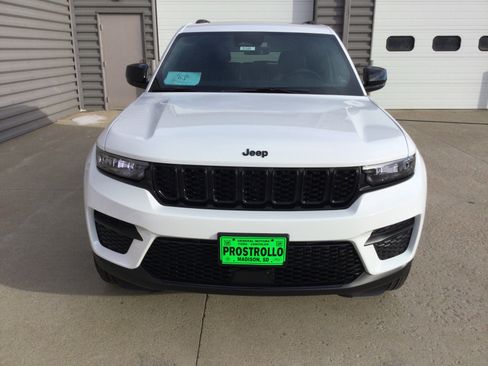 New 2025 Jeep Grand Cherokee Altitude image 3